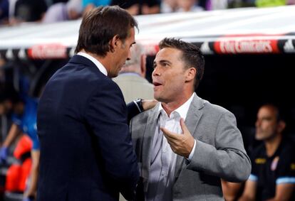 El entrenador del Espanyol, Joan Francesc Ferrer 'Rubi', saluda al del Real Madrid, Julen Lopetegui, antes del comienzo del partido de la 5ª jornada de Liga de Primera División entre el Real Madrid y el RCD Espanyol en el estadio Santiago Bernabéu en Madrid.