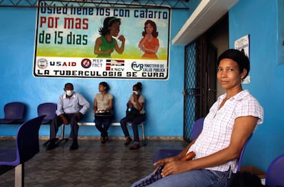 La paciente recuperada de tuberculosis multirresistente, Ángela, espera ser vista para una consulta de rutina en un centro de seguimiento de TB resistente a los medicamentos, donde continúa con sus chequeos regulares para asegurarse de que ella es capaz de vivir una vida sana y libre de TB.