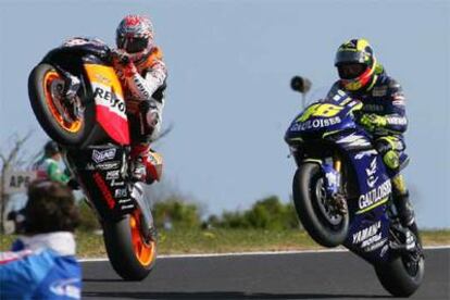 Nicky Hayden (a la izquierda), que fue segundo, y el ganador, Valentino Rossi, celebran el resultado.