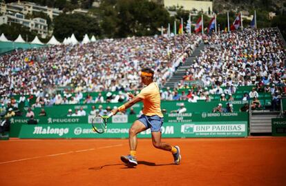 Nadal golpea la pelota durante el partido contra Wawrinka.