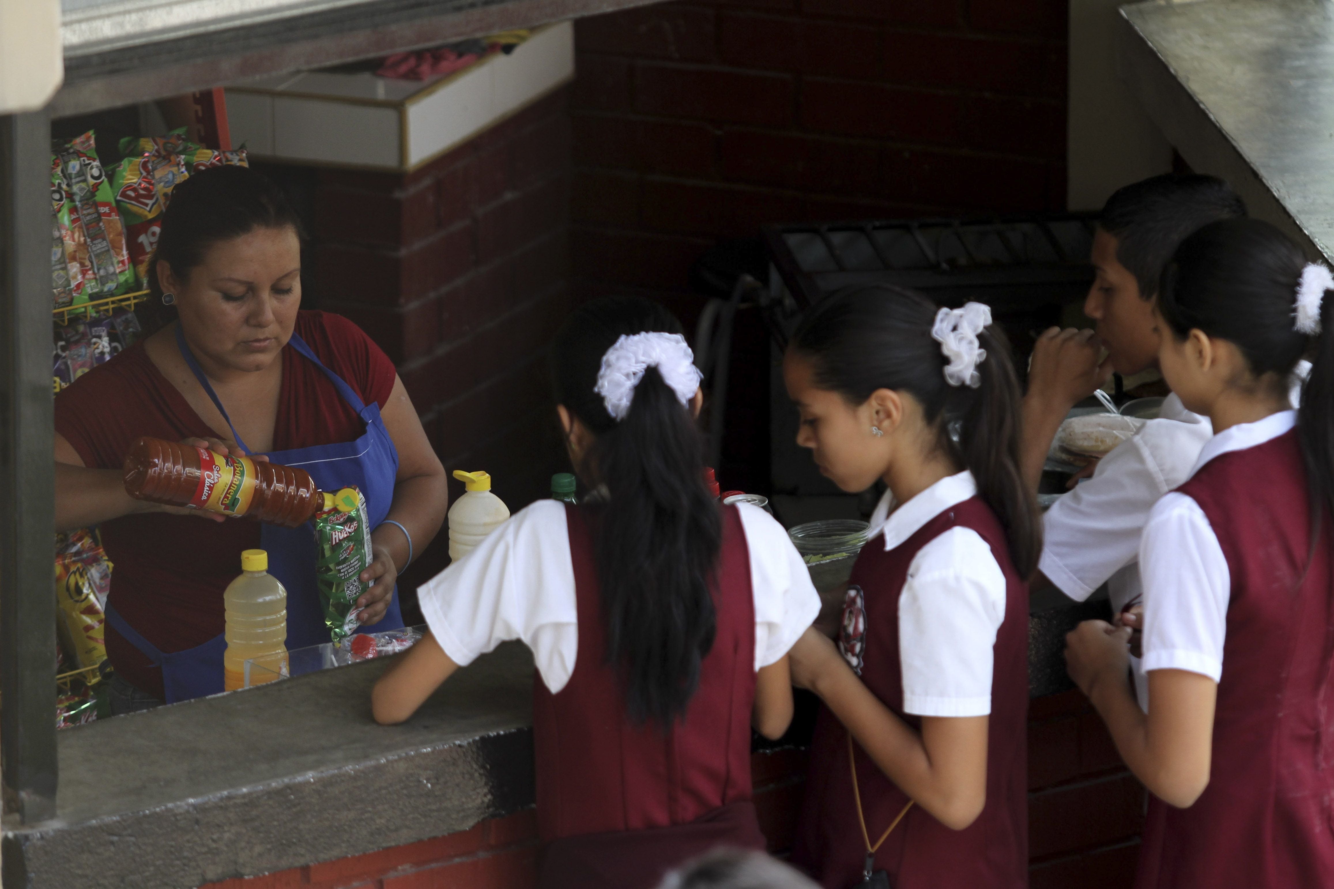 "Revolución en los Comedores Escolares: Alimentos Permitidos y Prohibidos Según el Nuevo Manual del Gobierno Mexicano"