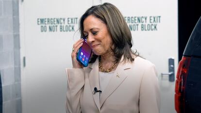 La vicepresidenta Kamala Harris recibe el apoyo del expresidente Barack Obama, en una imagen distribuida por su campaña este viernes.