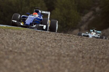 Felipe Nasr, seguido por Lewis Hamilton en Jerez.