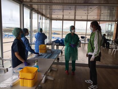 Prueba de test rápidos en el centro náutico Elcano de Cádiz, actualmente residencia para personas sin hogar, realizada este martes.