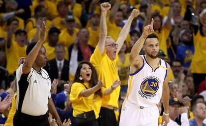 Stephen Curry celebra una de sus canastas ante los Cavaliers.