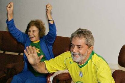 El presidente de Brasil, Lula da Silva y su esposa, Marisa Leticia, celebran el gol de Kaká en el partido de Brasil contra Croacia.