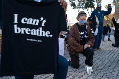 Varios manifestantes protestan contra el racismo frente a la Embajada de EEUU en Ciudad del Cabo (Sudáfrica) el 8 de junio de 2020.