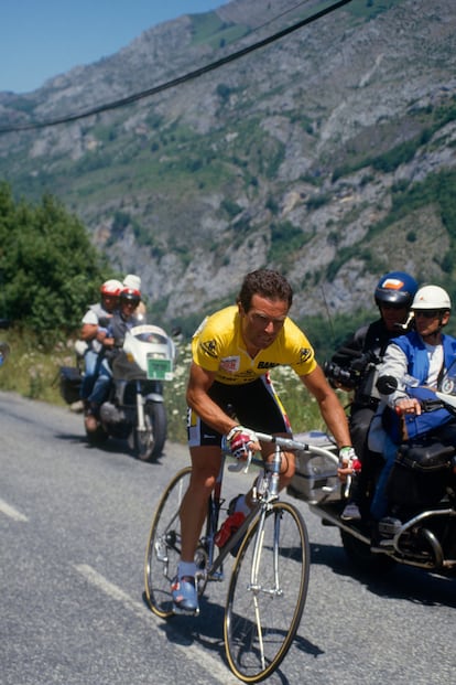 Bernard Hinault, líder al ataque, antes de sufrir una pájara en Superbagnères en el Tour de 1986.