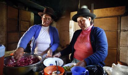 Dos mujeres cocinan en la sierra de Per&uacute;.