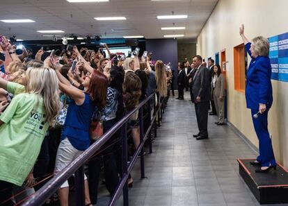 No podríamos elegir uno entre las decenas (¿centenares?) de 'selfies' que se sacaron con la candidata demócrata Hillary Clinton (EE.UU, 69 años), horas antes del primer debate que la enfrentaría a Donald Trump. Así funciona la política de la nueva era: nadie acude a saludarla pero es la protagonista de centenares de imágenes.