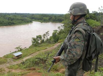 El Consejo de Defensa Suramericano, un organismo que coordinará la colaboración en materia de defensa de los 12 países que componen Unasur, ya es una realidad. En la imagen, un soldado ecuatoriano observa el río San Miguel, en la frontera entre su país y Colombia.