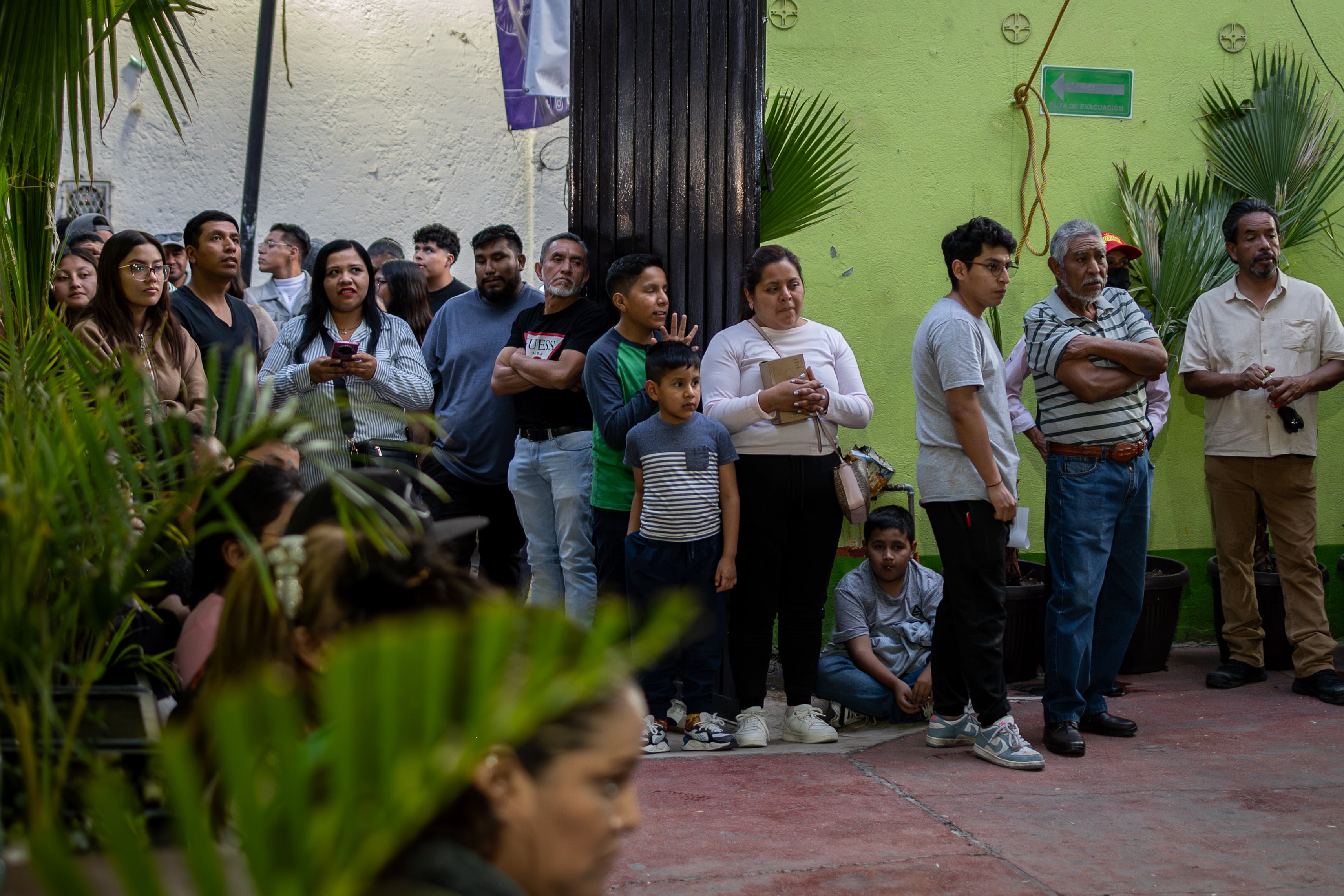 Familiares, amigos y vecinos disfrutan del ensayo cerca de la Macroplaza de Iztapalapa.