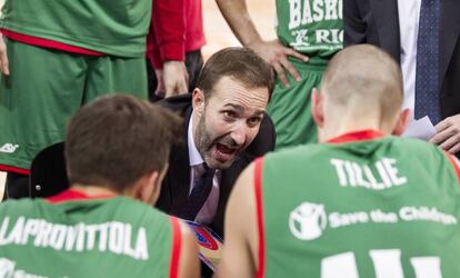 Sito Alonso da &oacute;rdenes a los jugadores del Baskonia.