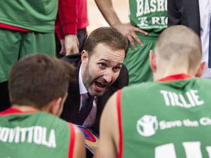 Sito Alonso da &oacute;rdenes a los jugadores del Baskonia.