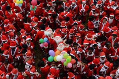 Estudiantes de una escuela en Madrás (India) participan en un evento navideño disfrazados de Papá Noel, el 5 de diciembre de 2018.