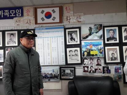 Choi Sung-yong, presidente de la Unión de Familias de Secuestrados, durante la entrevista en su despacho en Seúl.