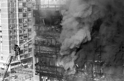 <b>24 de noviembre de 1998</b>. El edificio Oriente de Sevilla fue pasto de las llamas por la chispa de un soplete de un trabajador que reparaba uno de los balcones de la primera planta. Murió un anciano y siete personas resultaron heridas.