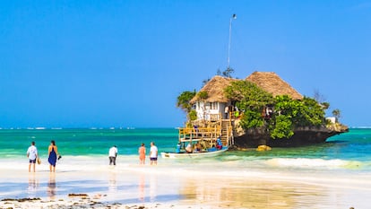 Turistas esperando en la playa de Michamvi Pingwe, en Zanzíbar (Tanzania), la barca que les llevará hasta el restaurante The Rock.