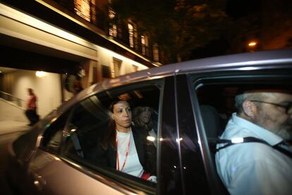 Susana Díaz abandona en coche la sede del PSOE en la calle Ferraz de Madrid.