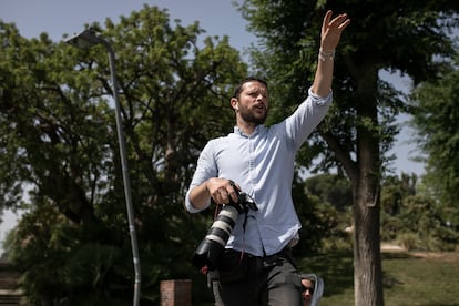 El fotoperiodista de El País, Massimiliano Minocri, conversa con los candidatos para realizar la fotografía de la jornada. 