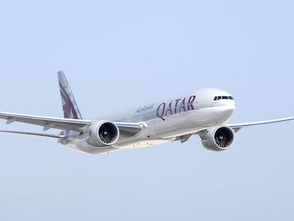 Un B-777 de Qatar Airways, en vuelo. 