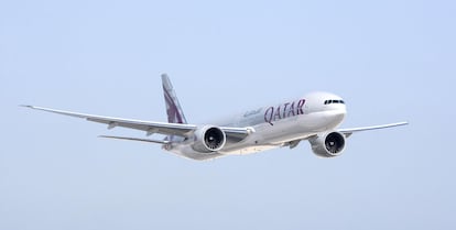 Un B-777 de Qatar Airways, en vuelo. 