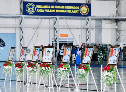 Las fotos de los tripulantes del submarino indonesio desaparecido se exhiben en una base militar.