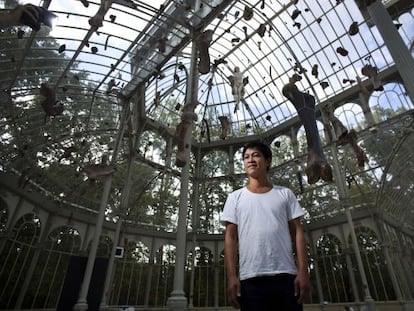 El artista vietnamita Danh Vo, fotografiado en el Palacio de Cristal del Retiro de Madrid, en medio de su instalaci&oacute;n.