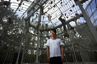 El artista vietnamita Danh Vo, fotografiado en el Palacio de Cristal del Retiro de Madrid, en medio de su instalaci&oacute;n.