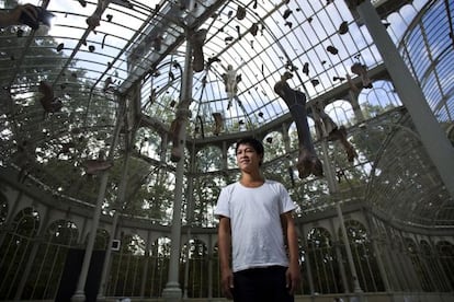 El artista vietnamita Danh Vo, fotografiado en el Palacio de Cristal del Retiro de Madrid, en medio de su instalación.