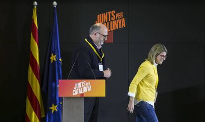 Eduard Pujol, portavoz de Junts X Catalunya, y Elsa Artadi, durante la rueda de prensa posterior al cierre de los colegios electorales.