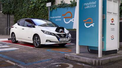 Nissan Leaf cargando en un punto de recarga de Respol.