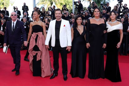 De izquierda a derecha, el director Jacques Audiard, y las actrices y actores de 'Emilia Pérez': Zoe Saldana, Édgar Ramírez, Adriana Paz, Karla Sofía Gascón y Selena Gomez. Imagen tomada este sábado en la alfombra roja del Festival de Cannes.