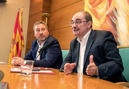 Javier Lambán (derecha) con el presidente de Chunta, José Luis Soro, tras firmar el acuerdo.