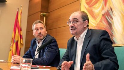 Javier Lambán (derecha) con el presidente de Chunta, José Luis Soro, tras firmar el acuerdo.