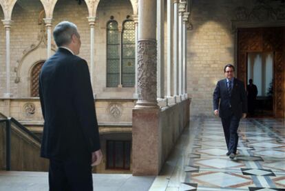 Pere Navarro, de espaldas, al ser recibido por Artur Mas ayer en el Palau de la Generalitat. /