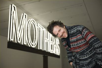 El artista Martin Creed ante una de sus obras recientes, <i>Mothers,</i> en la galería Hauser & Wirth, de Londres.