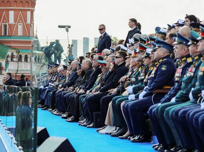 Los participantes, incluido el presidente ruso Vladímir Putin, siguen desde la tribuna el desfile.