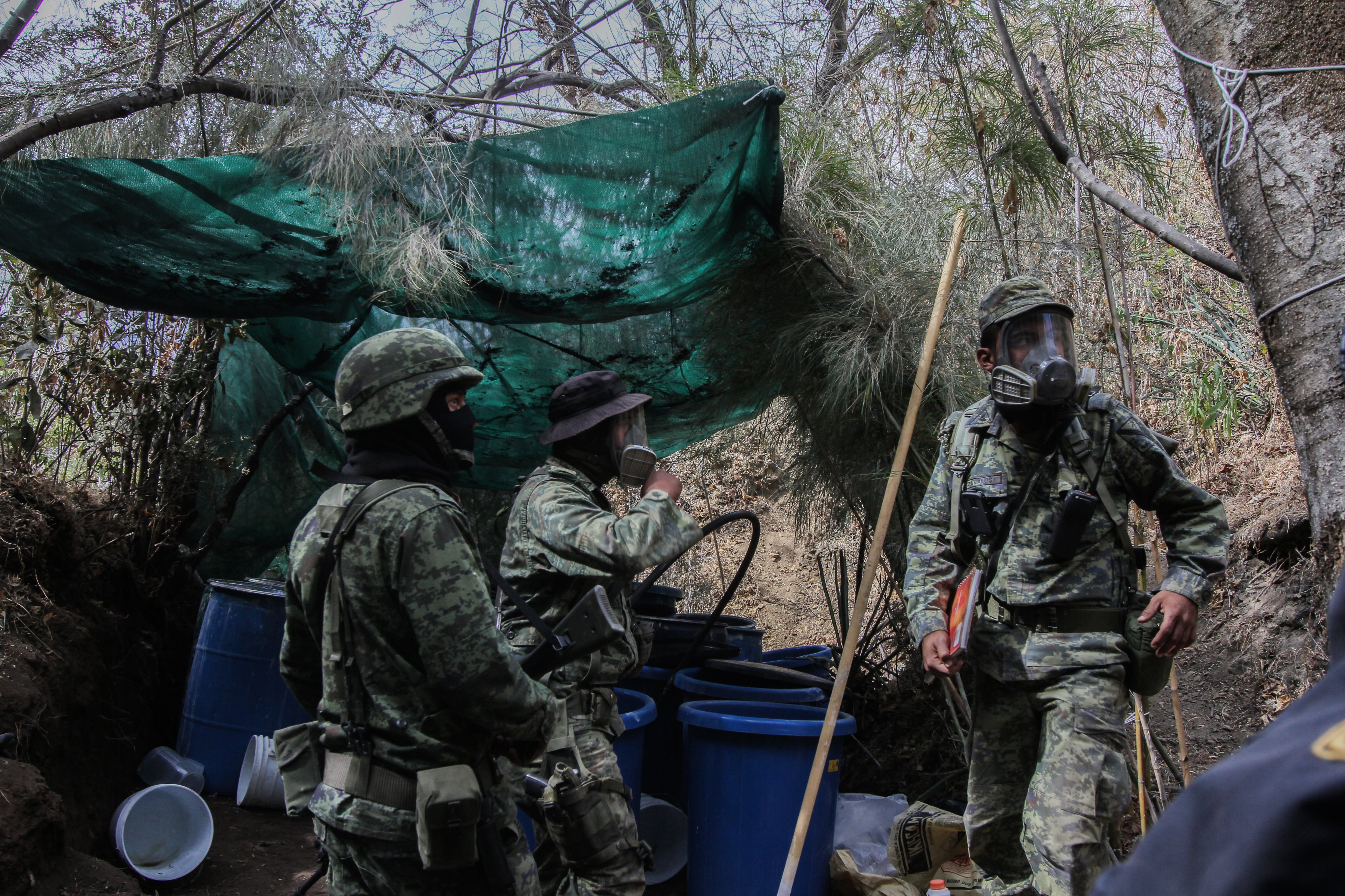 Militares mexicanos, en una operación para desmantelar un laboratorio de drogas sintéticas en los límites de la sierra de Nayarit y Sinaloa. 