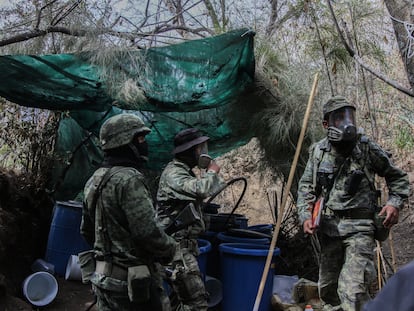 Elementos del ejercito mexicano trabajan desmantelando un narco laboratorio de drogas químicas en los limites de la sierra de Nayarit y Sinaloa. 