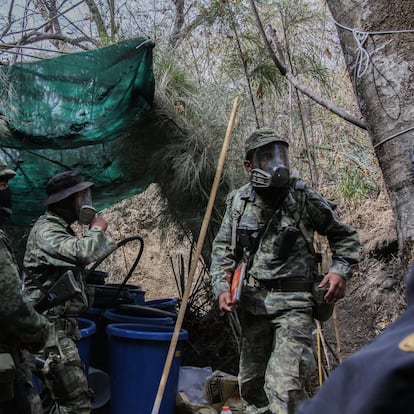 Elementos del ejercito mexicano trabajan desmantelando un narco laboratorio de drogas químicas en los limites de la sierra de Nayarit y Sinaloa.