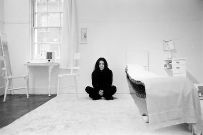 Yoko Ono, rodeada de muebles cortados por la mitad, en 'Media habitación' ('Half-A-Room', instalación de 1967 en la Galería Lisson de Londres).