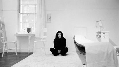 Yoko Ono, rodeada de muebles cortados por la mitad, en 'Media habitación' ('Half-A-Room', instalación de 1967 en la Galería Lisson de Londres).