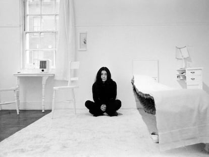 Yoko Ono, rodeada de muebles cortados por la mitad, en 'Media habitación' ('Half-A-Room', instalación de 1967 en la Galería Lisson de Londres).