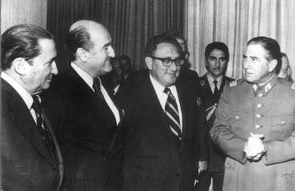 Kissinger (con gafas), junto a Pinochet (derecha) en 1976.