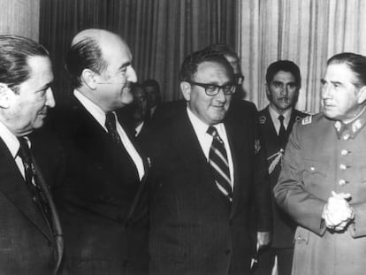 Kissinger (con gafas), junto a Pinochet (derecha) en 1976.