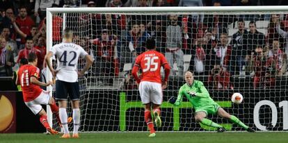 Lima marca el segundo gol del Benfica al Tottenham