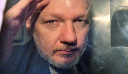 Julian Assange deixa o tribunal em Londres, em 1º de maio.