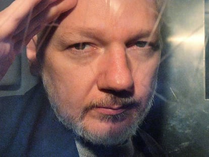 Julian Assange deixa o tribunal em Londres, em 1º de maio.