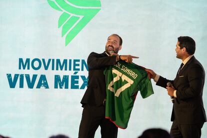 Eduardo Bolsonaro con Eduardo Verástegui, durante la conferencia.